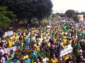 Nova estimativa da Polícia Militar: 50 mil manifestantes em Maringá